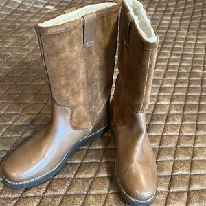 Clarks Brown Ankle Boots with Suede Texture and Fleece lining